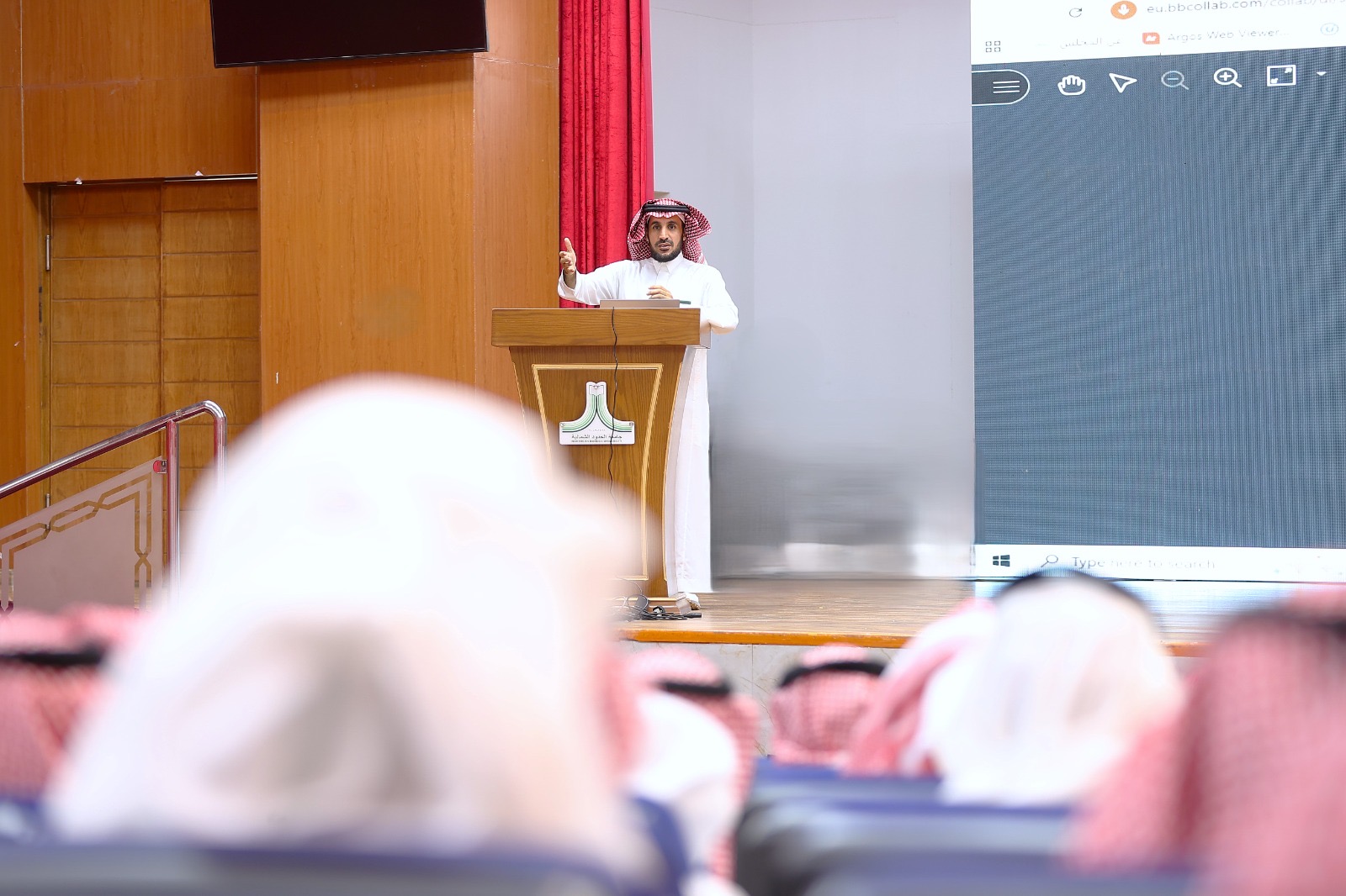 وكيل الجامعة للشؤون الأكاديمية يلتقي طلاب السنة الإعدادية المشتركة مع انطلاقة مسيرتهم الجامعية