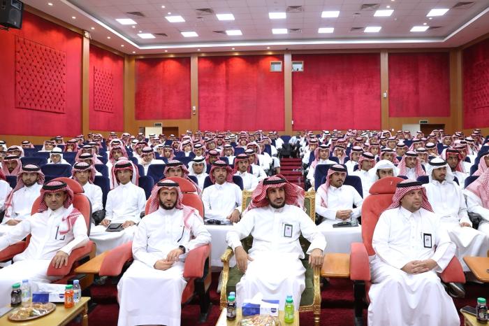 وكيل الجامعة للشؤون الأكاديمية يلتقي طلاب السنة الإعدادية المشتركة مع انطلاقة مسيرتهم الجامعية وكيل الجامعة للشؤون الأكاديمية يلتقي طلاب السنة الإعدادية المشتركة مع انطلاقة مسيرتهم الجامعية