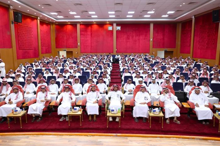 وكيل الجامعة للشؤون الأكاديمية يلتقي طلاب السنة الإعدادية المشتركة مع انطلاقة مسيرتهم الجامعية وكيل الجامعة للشؤون الأكاديمية يلتقي طلاب السنة الإعدادية المشتركة مع انطلاقة مسيرتهم الجامعية